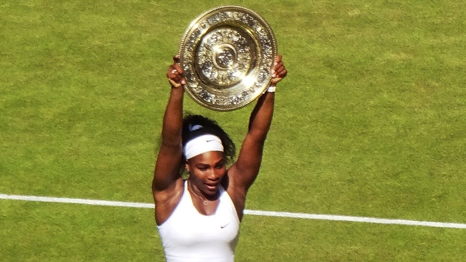 Serena Williams alça el seu sisé títol de Wimbledon, en 2015
