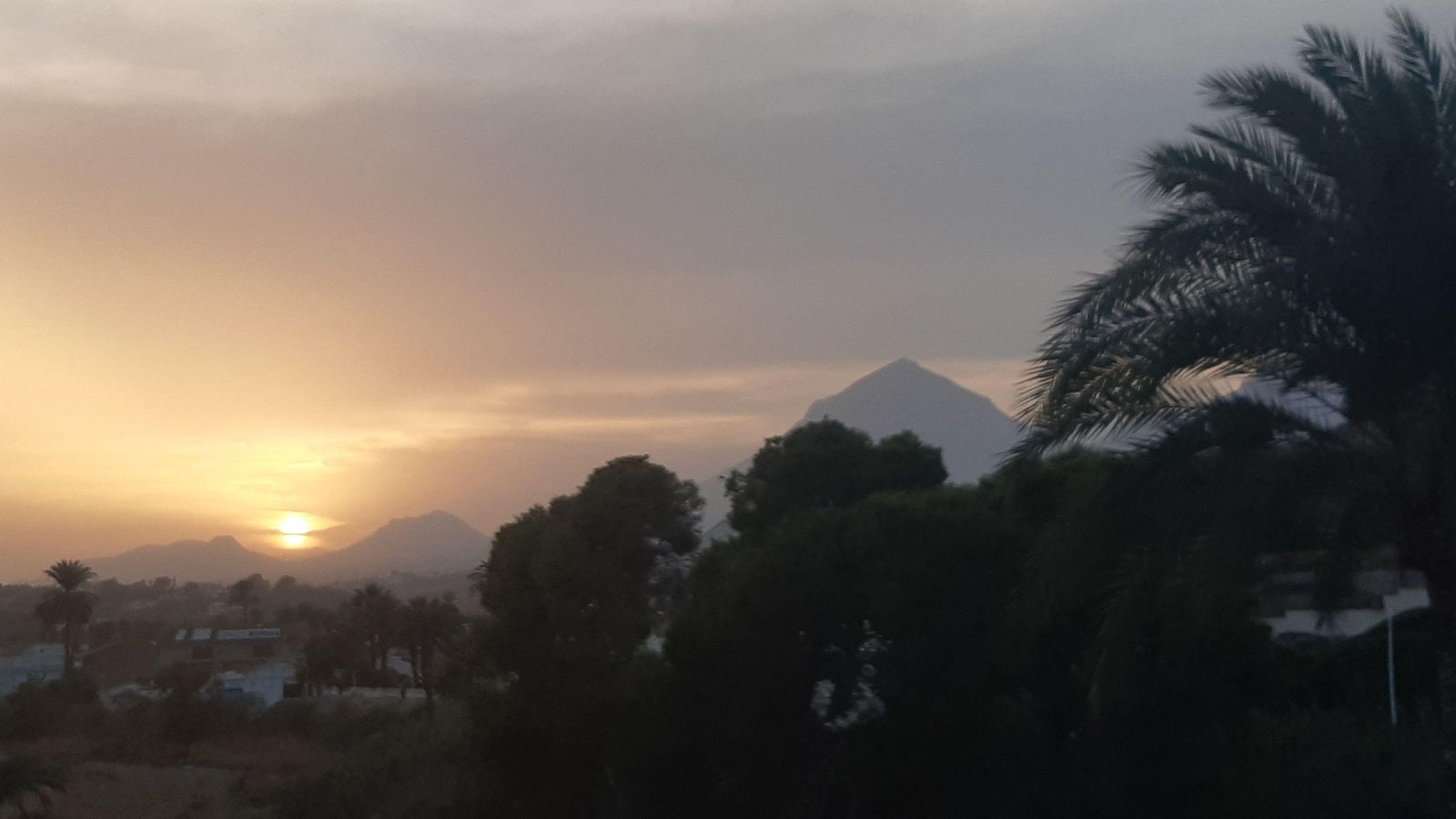 Imatge de l'horitzó d'Altea, amb el Puig Campana, al fons en alçar-se el sol aquest dimecres