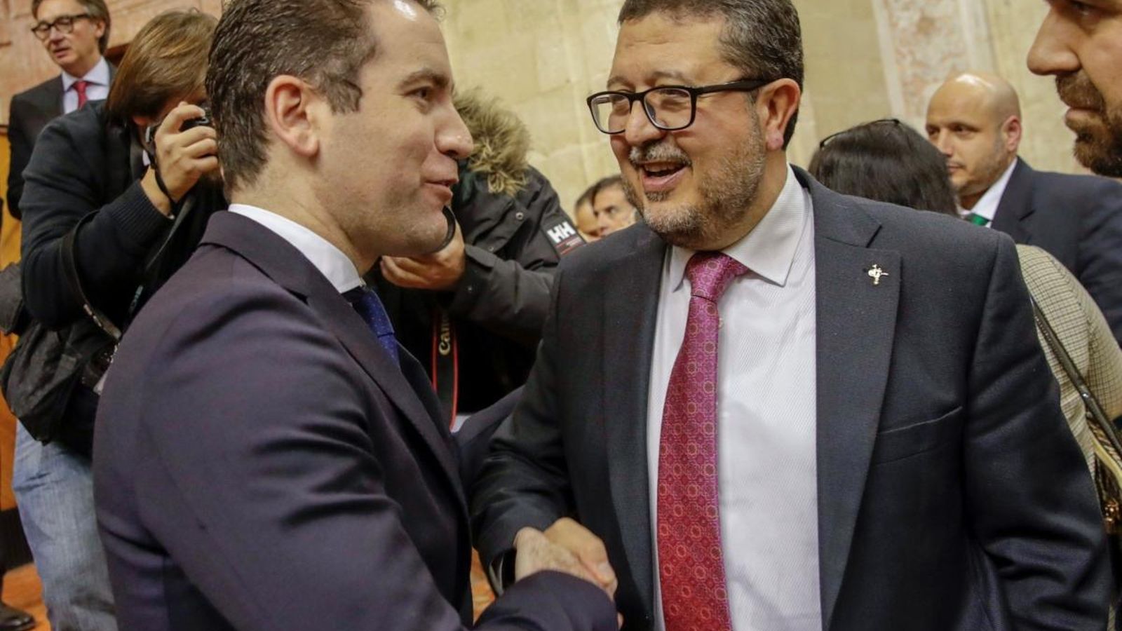 El secretari d'organització del PP, Teodoro García Egea, i el cap de llista de Vox a Andalusia, Francisco Serrano, després de la sessió constitutiva del Parlament d'Andalusia