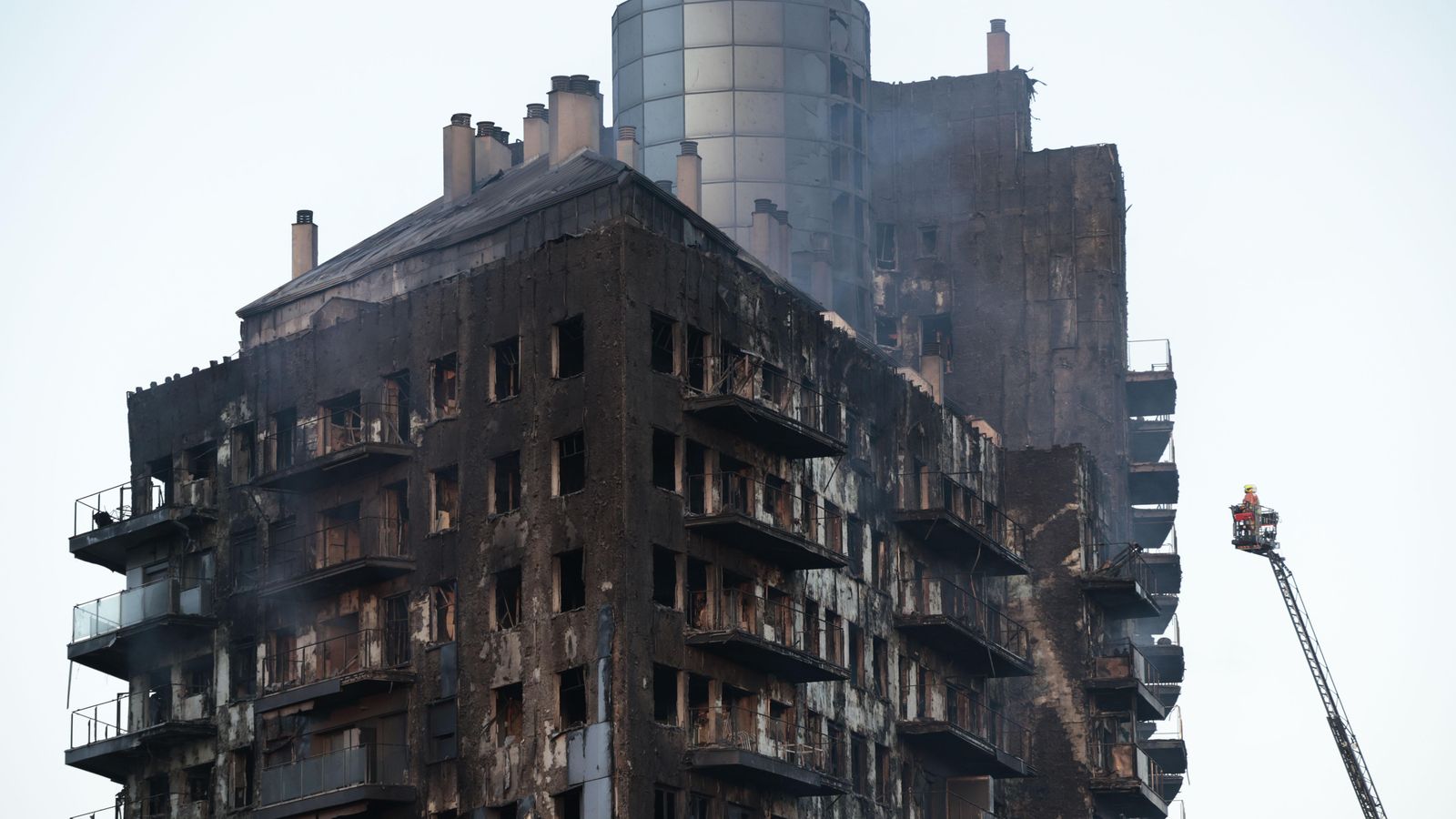 Així amaneixen els edificis després de l'incendi de Campanar