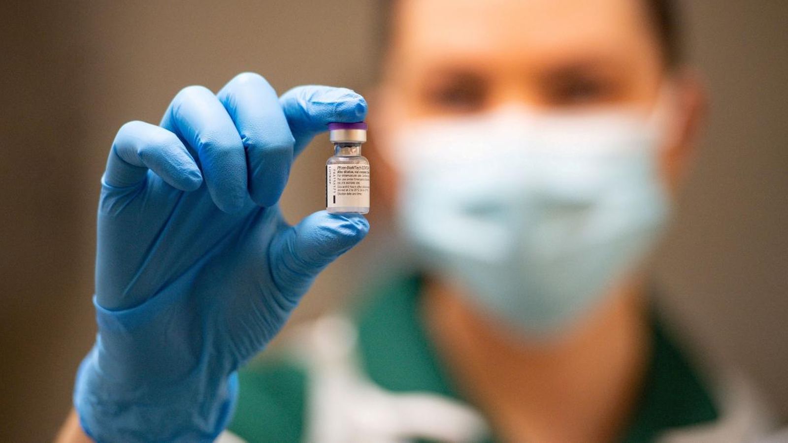 Una sanitària mostra un vial de la vacuna de Pfizer-BioNTech Una sanitària mostra un vial de la vacuna de Pfizer-BioNTech