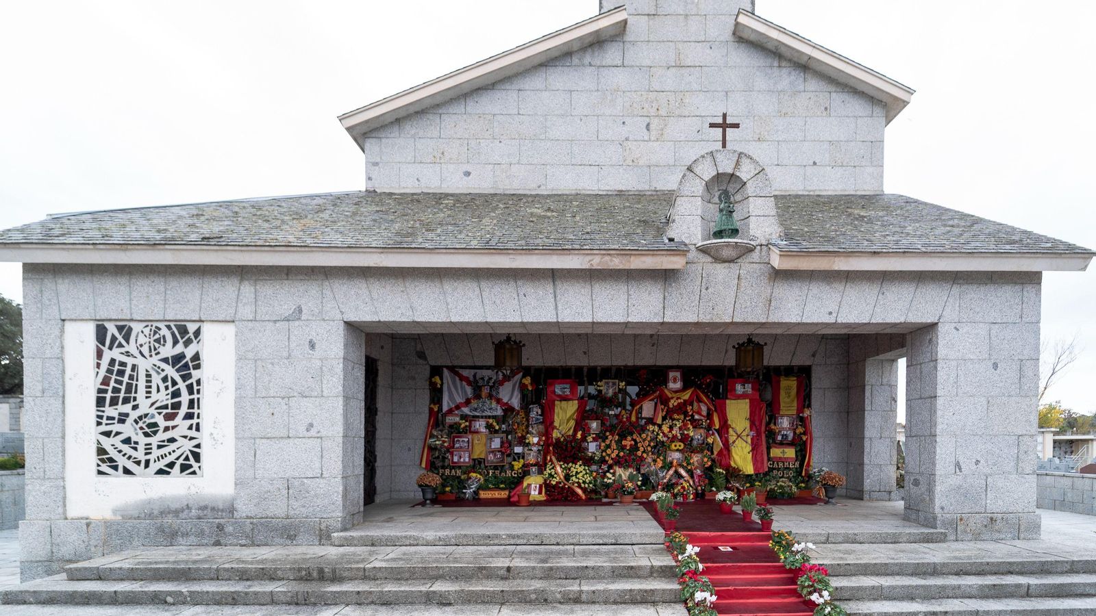 El panteó que té la família Franco, amb flors i banderes, al cementeri de Mingorrubio, a Madrid