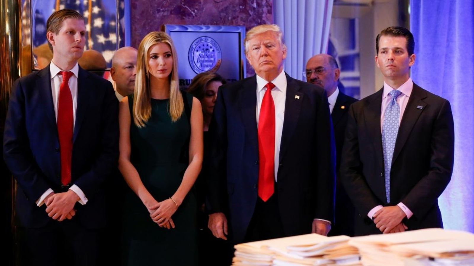 Donald Trump amb els seu fills Eric, Ivanka i Donald Jr. poc dies abans de jurar el càrrec com a president dels Estats Units