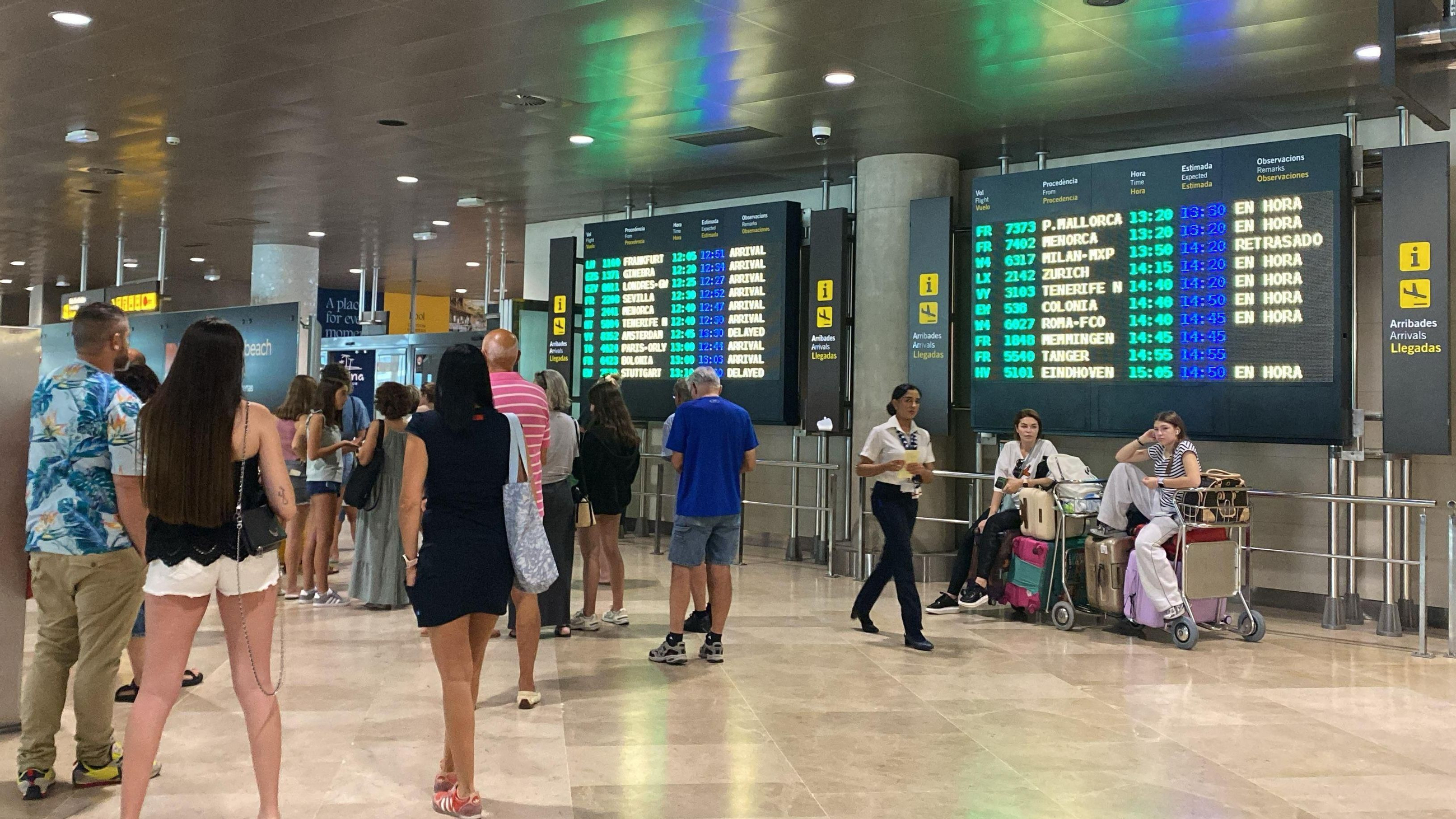 Vestíbul de l'aeroport de València, on hi ha programats més de 750 vols des d'este divendres fins al diumenge Vestíbul de l'aeroport de València, on hi ha programats més de 750 vols des d'este divendres fins al diumenge