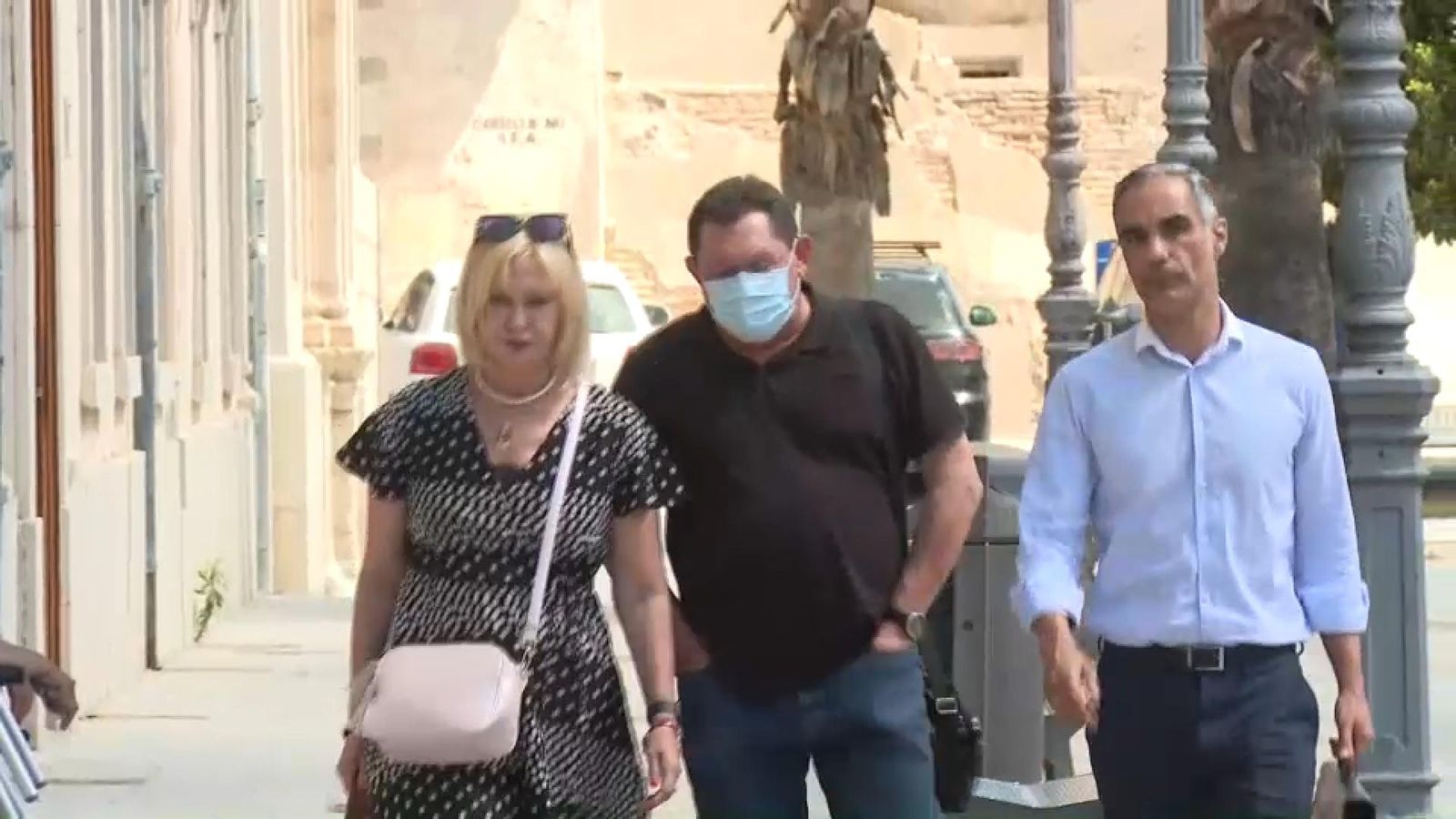 El rector de l'església de Sant Antoni de Cullera, amb mascareta, a l'arribada als jutjats de Sueca