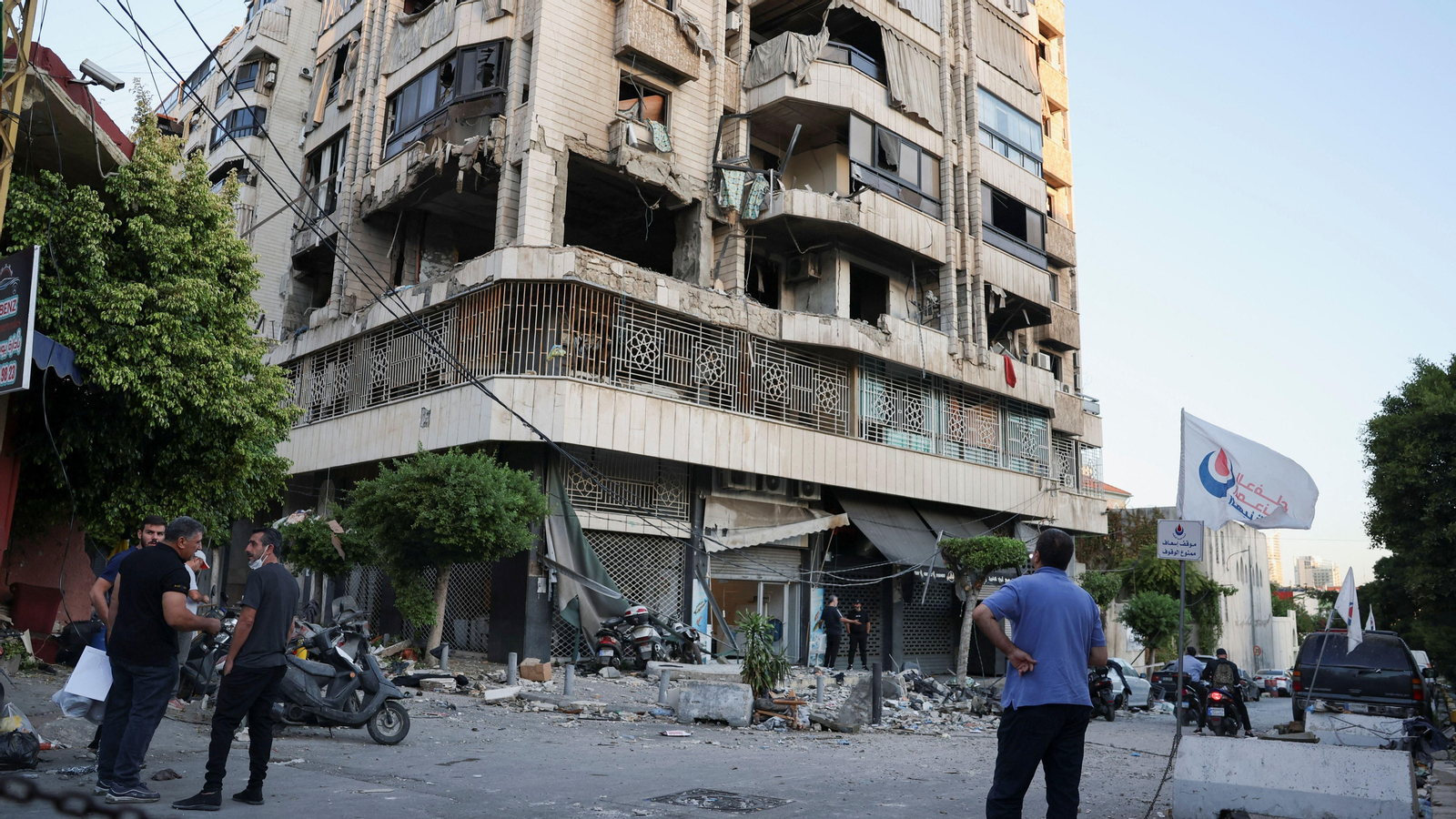 Un veí contempla la destrucció causada per un projectil israelià en un edifici del barri d'Al-Bashurah, a la capital del Líban