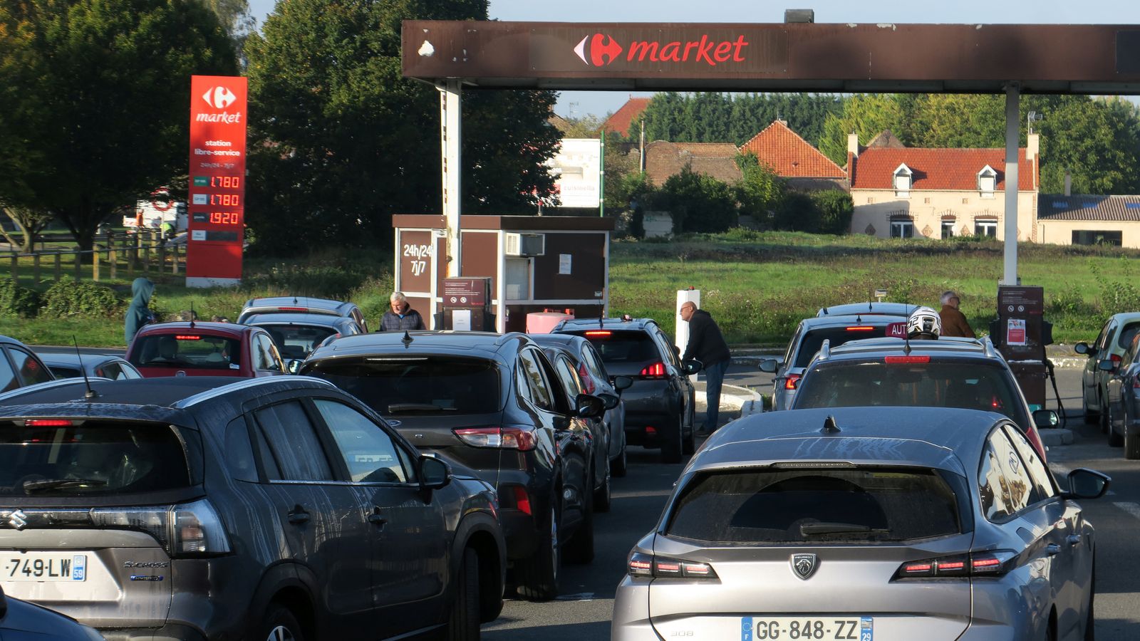Llargues cues en una gasolinera a Raillencourt-Sainte-Olle, municipi dels Alts de França