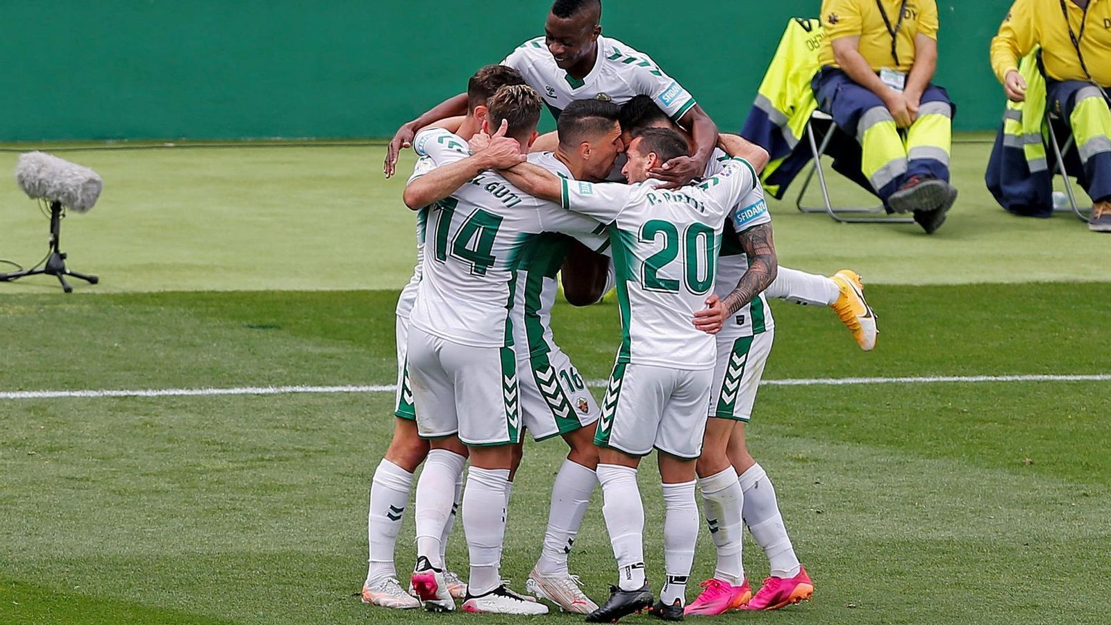 Els jugadors de l'Elx celebren el gol