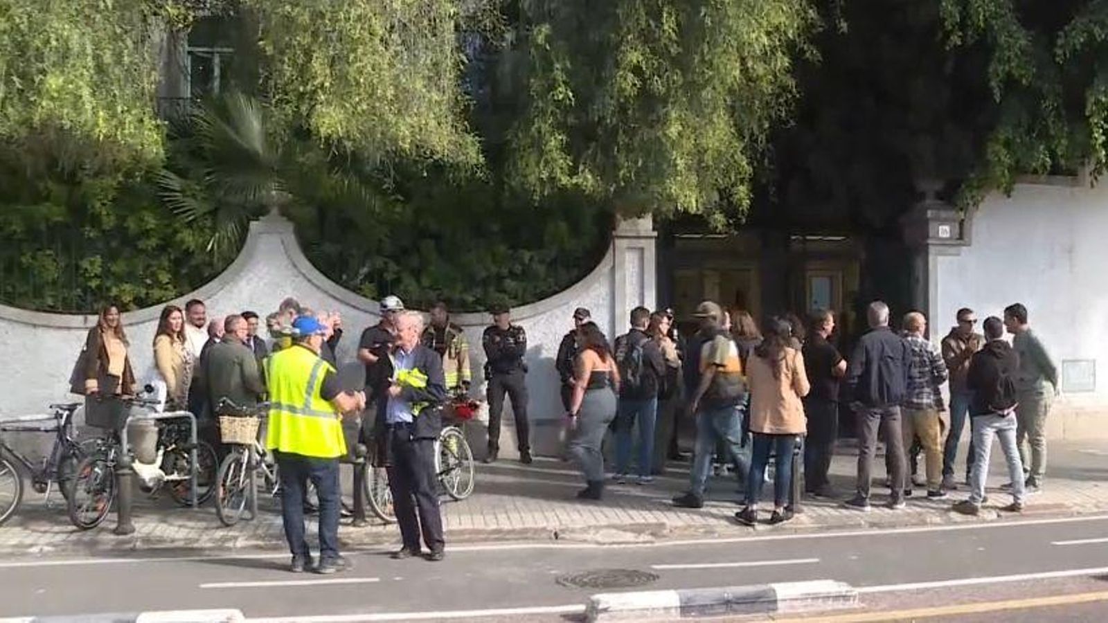 Els treballadors de l'edifici de La Cigonya, situat al Passeig de l'Albereda de València, en ser desallotjats