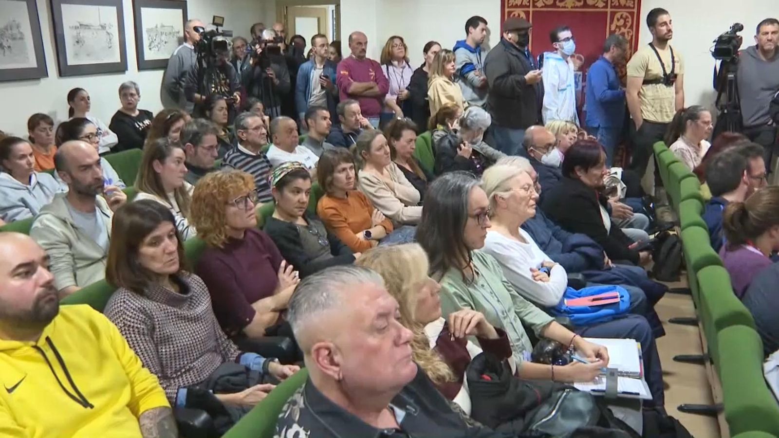 Els veïns de Paiporta han omplit el saló de plens