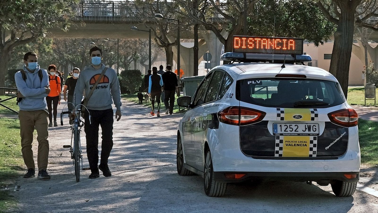 Un cotxe de la Polícia Local de València als Jardins del Túria