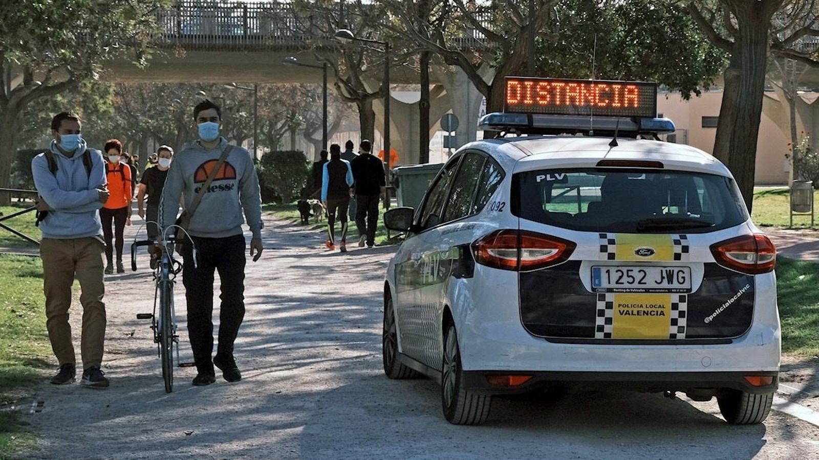 Un cotxe de la Polícia Local de València als Jardins del Túria