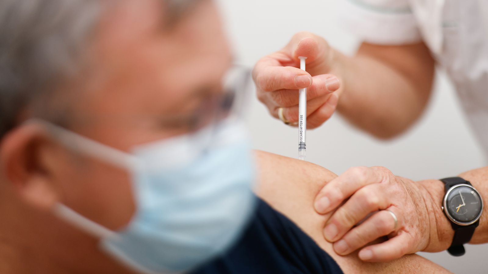 Un home rep la vacuna de Pfizer a Saint-Nazaire, al nord-oest de França