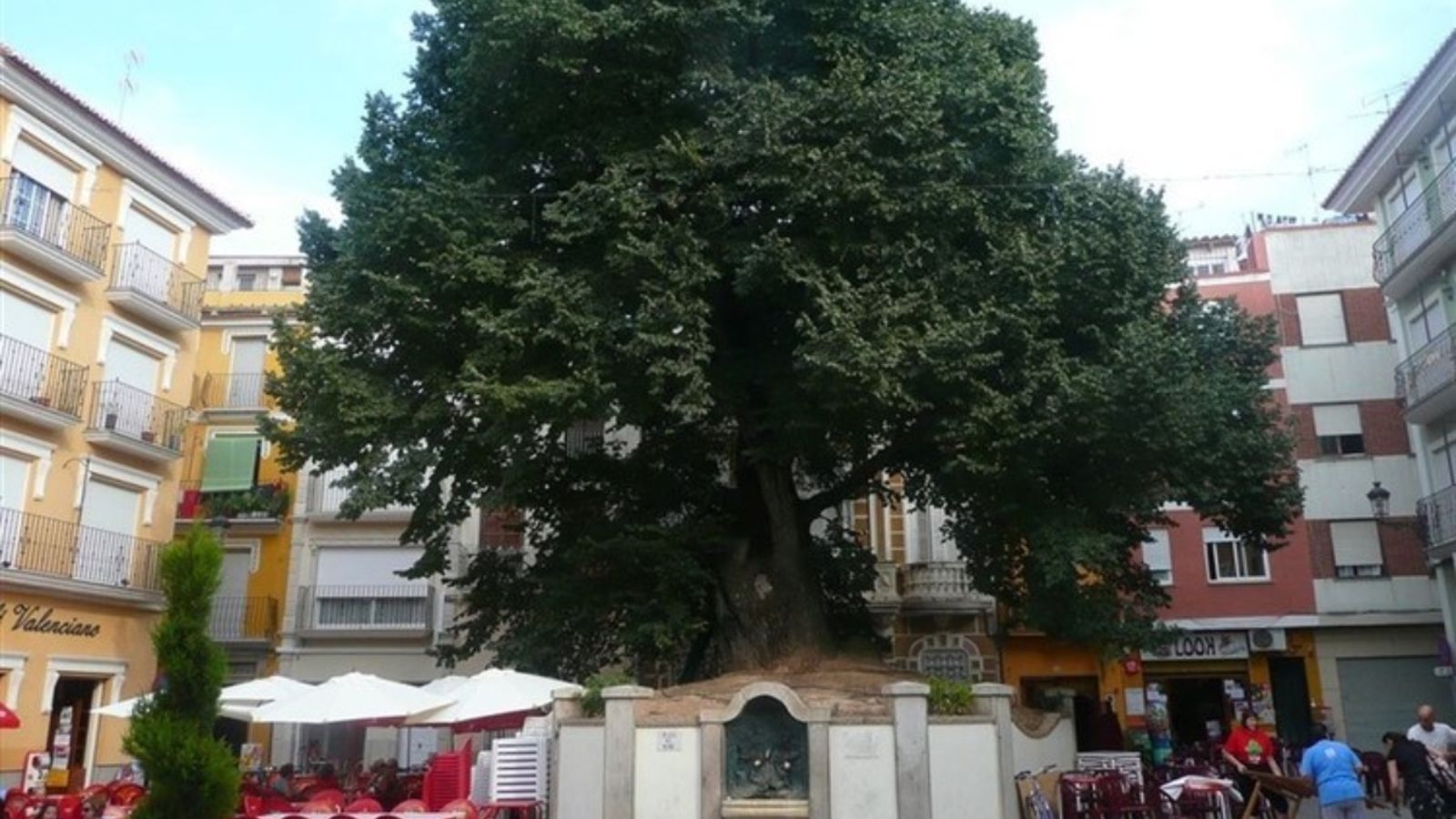 L’om de la plaça del poble és el símbol de Navaixes.