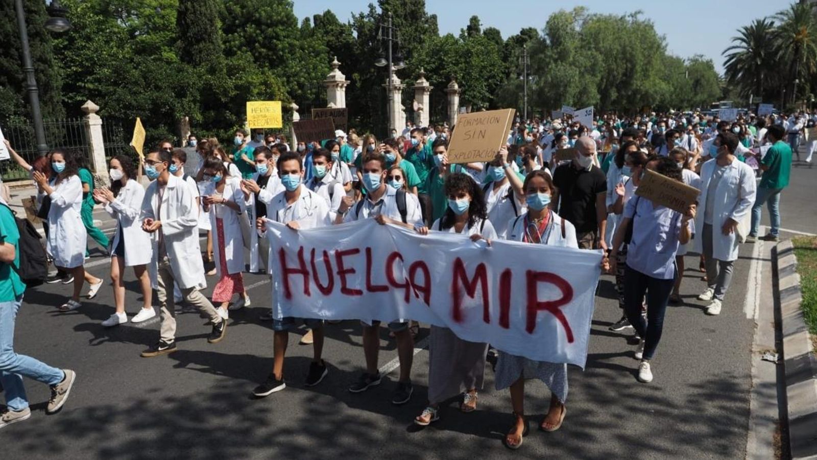 Una de les manifestacions que han convocat els MIR valencians durant la vaga indefinida