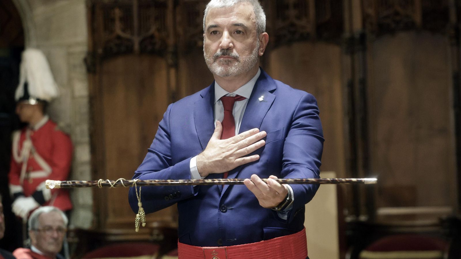 Collboni, nou alcalde de Barcelona, posa amb la vara de comandament