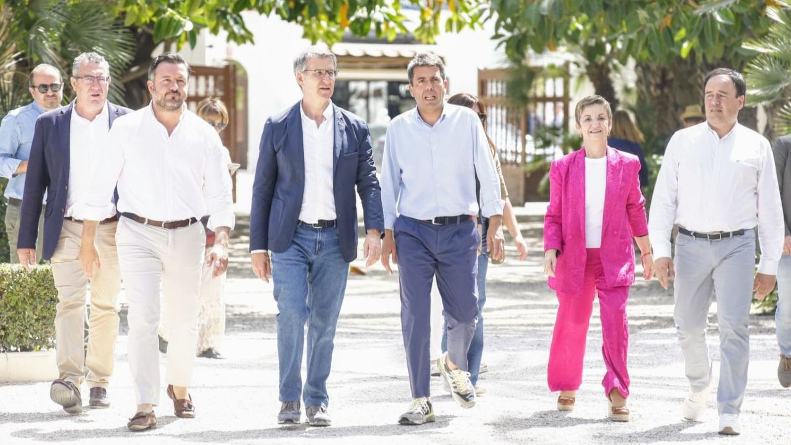 Feijóo, el tercer per l'esquerra, acompanyat de Mazón i diversos barons populars a la seua arribada a Elx