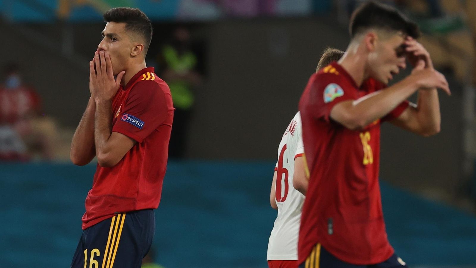 Rodri i Pedri es lamenten després d'una ocasió fallada