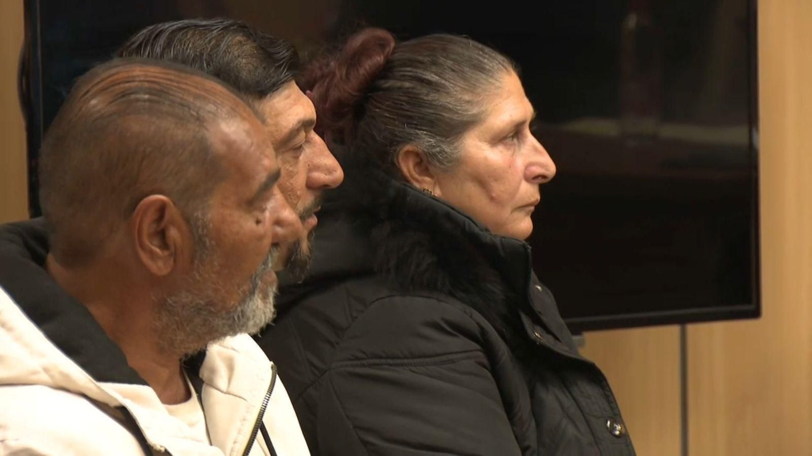 Els tres acusats, membres del clant dels Bocanegra, assentats al banc dels acusats de la sala de la Ciutat de la Justícia de València