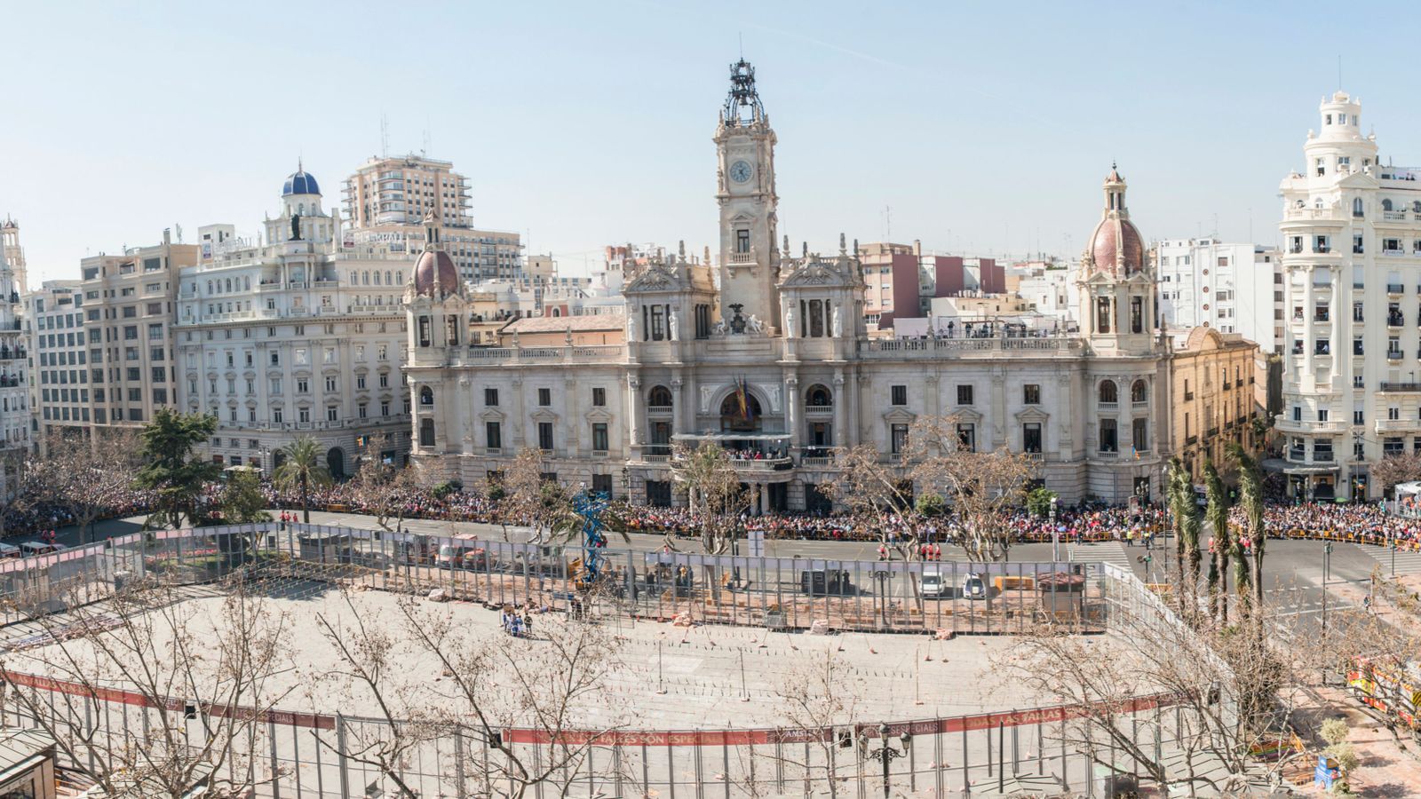 Plaça de l'Ajuntament de València durant una mascletà