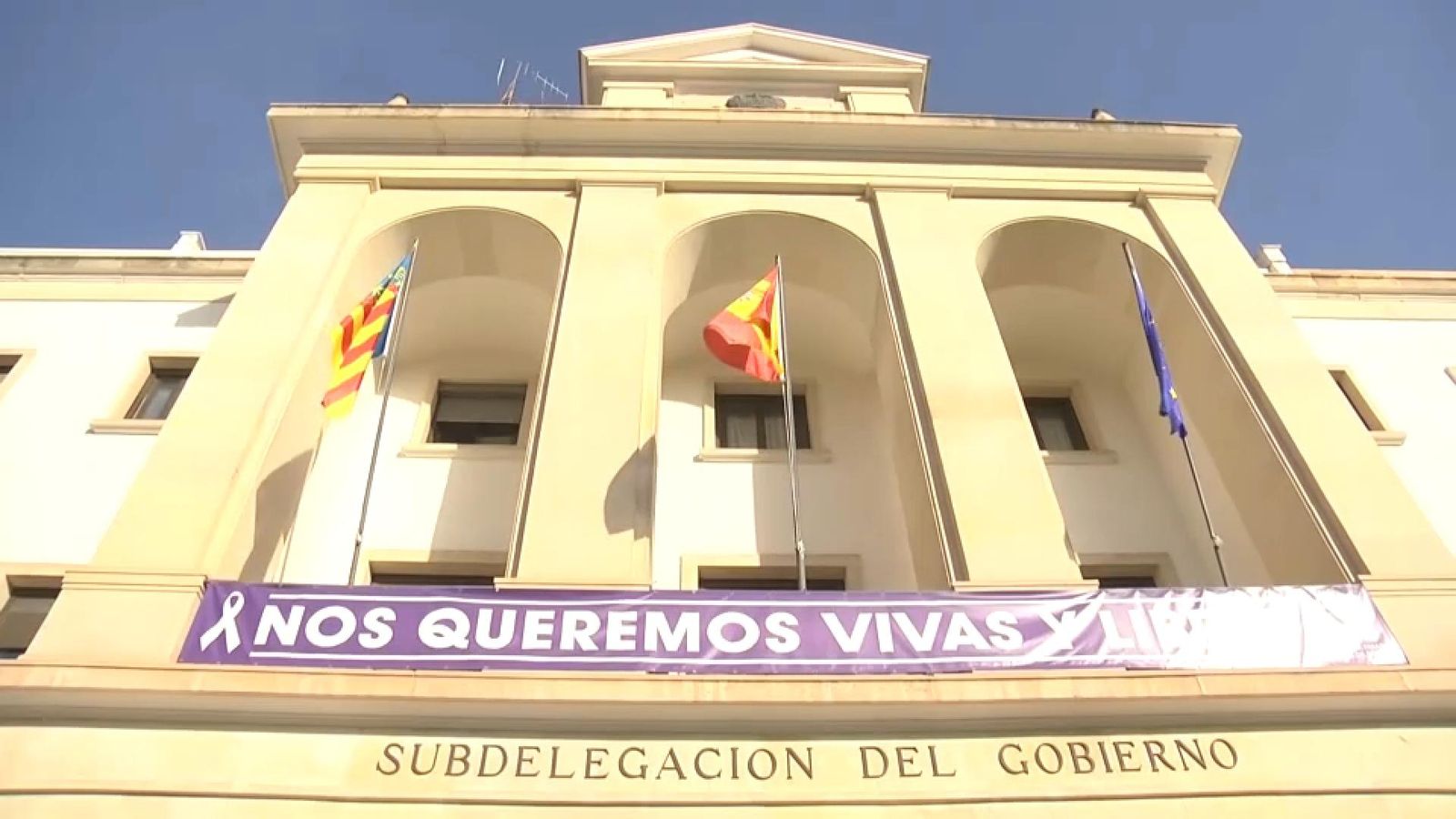 Cartell de condemna en la façana de la subdelegació del govern a Alacant