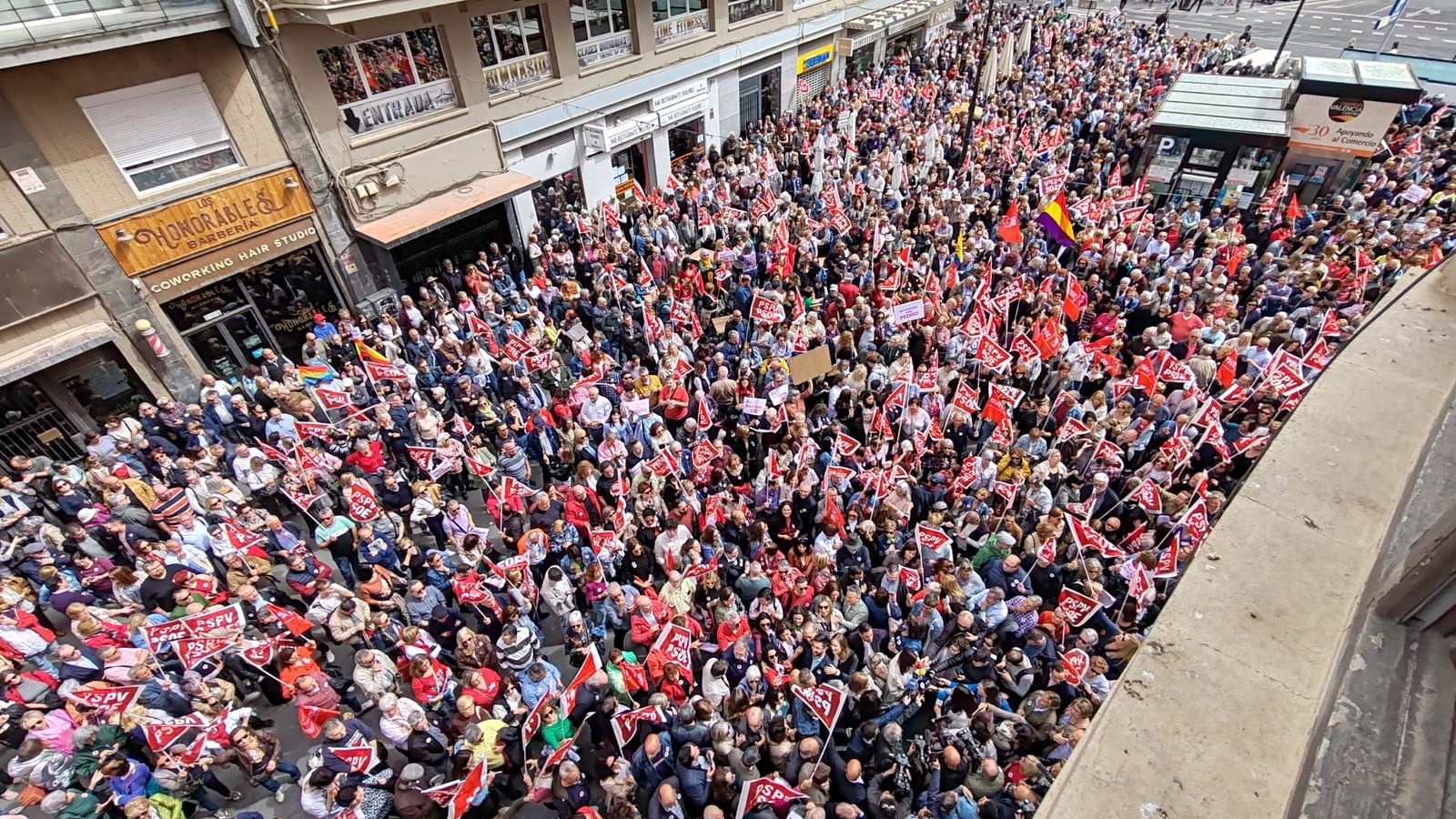 Centenars de persones es congreguen al carrer l'Hospital de València per mostrar el seu suport a Sánchez