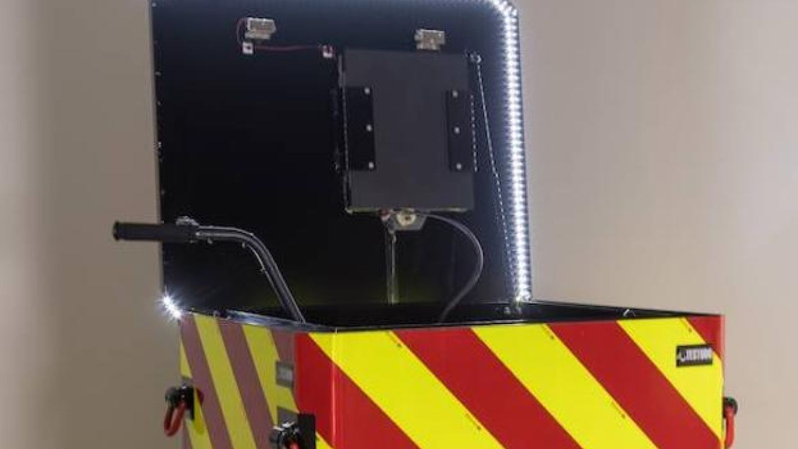 L’invent pesa uns 1.200 quilos, fa 1 metre d’alçària i 1 d’amplària