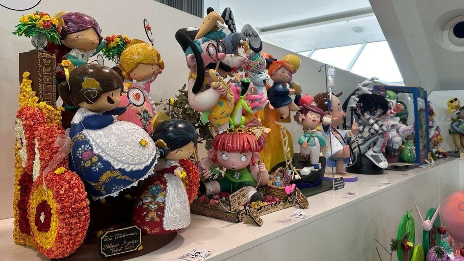 Les comissions infantils muntaran al llarg de la nit els monuments perquè divendres al matí passa el jurat