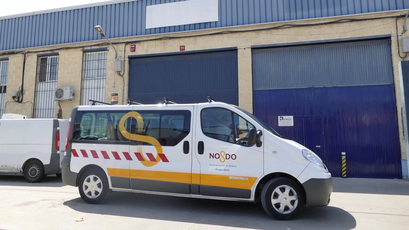 Una furgoneta de l'Ajuntament de Sevilla arreplega mostres a la seu de l'empresa Magrudis