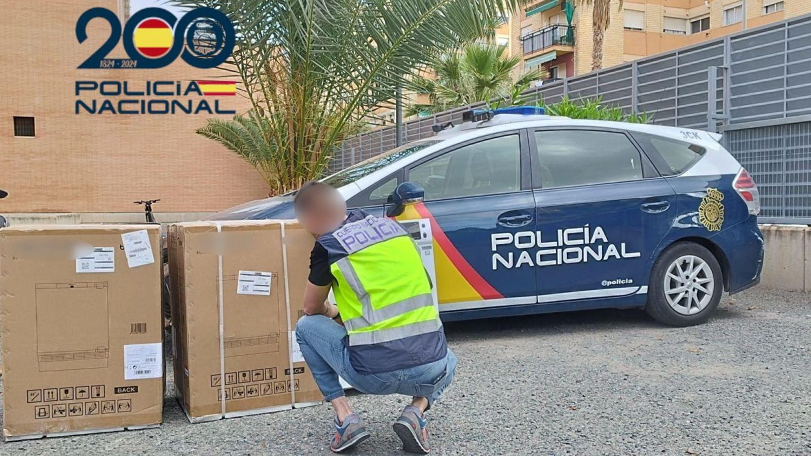 Un policia amb alguns dels electrodomèstics sostrets que els agents van poder recuperar