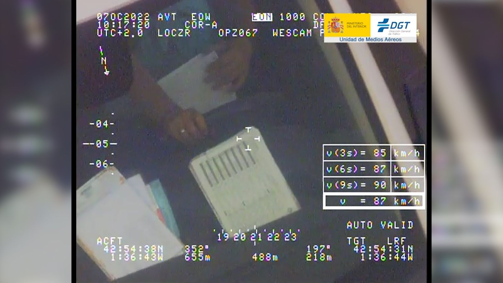 Un conductor llig i revisa documentació mentre condueix