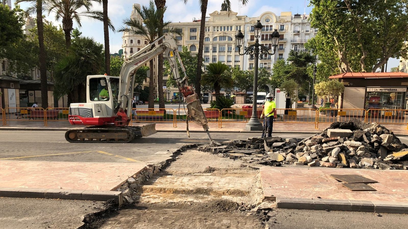 Els operaris treballen amb una fresadora que retira l'asfalt que hi havia sense fer malbé l'antic paviment