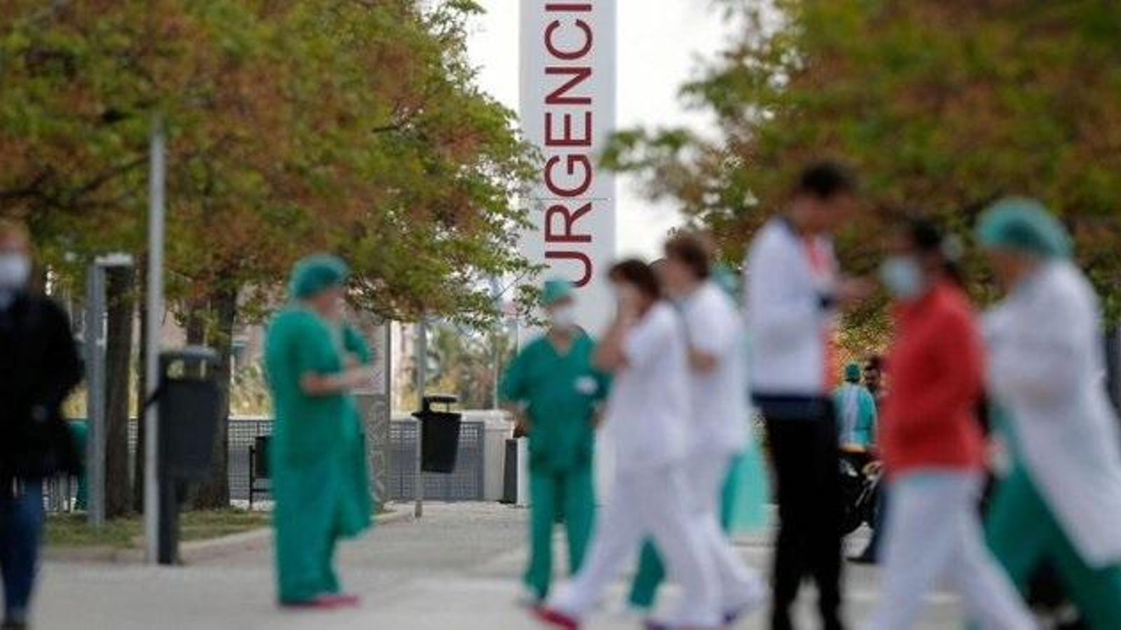 Personal sanitari en la porta d'un hospital
