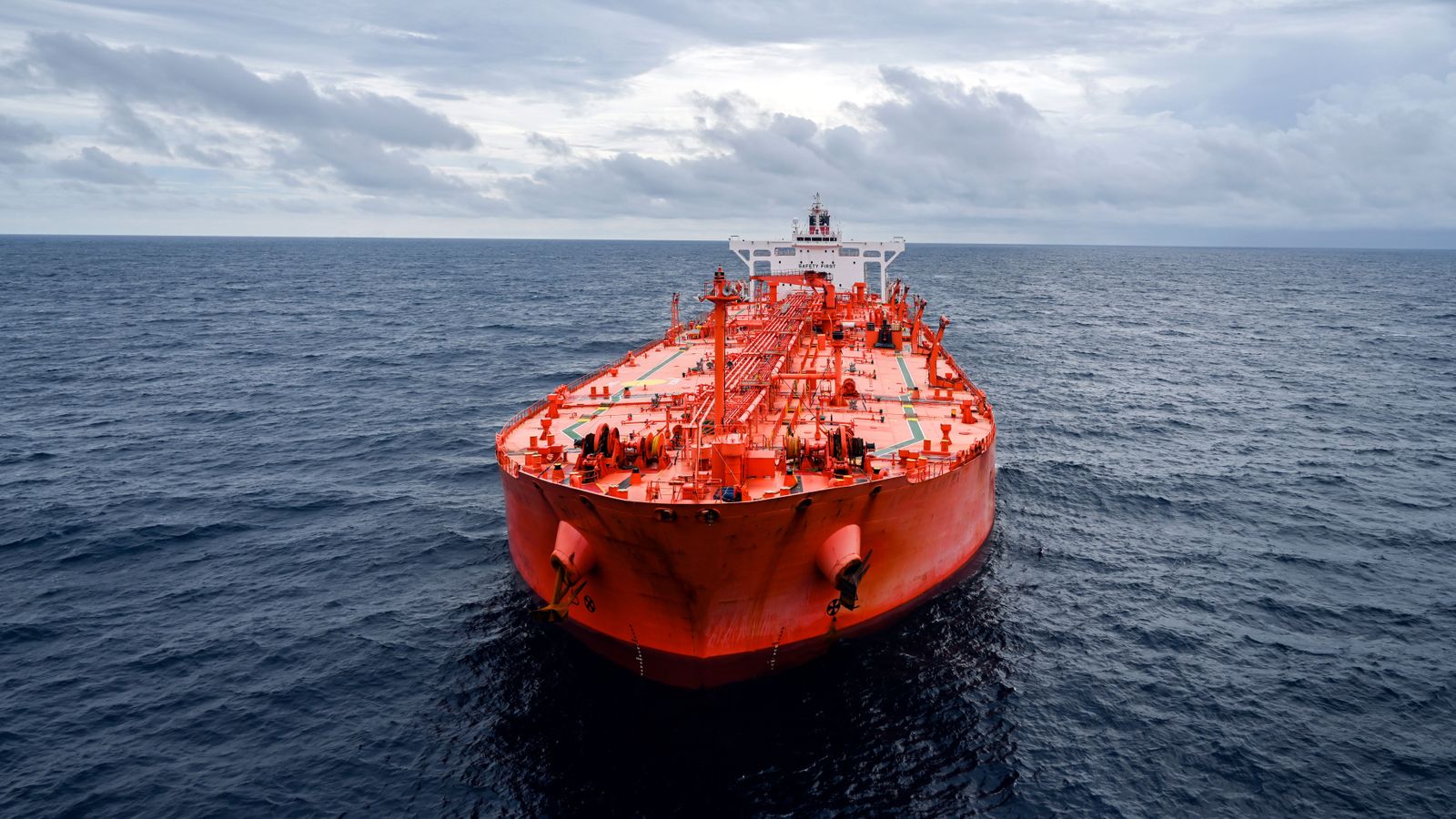 La mesura prohibirà a les navilieres europees transportar el cru rus a tercers països si es ven per damunt dels 60 euros