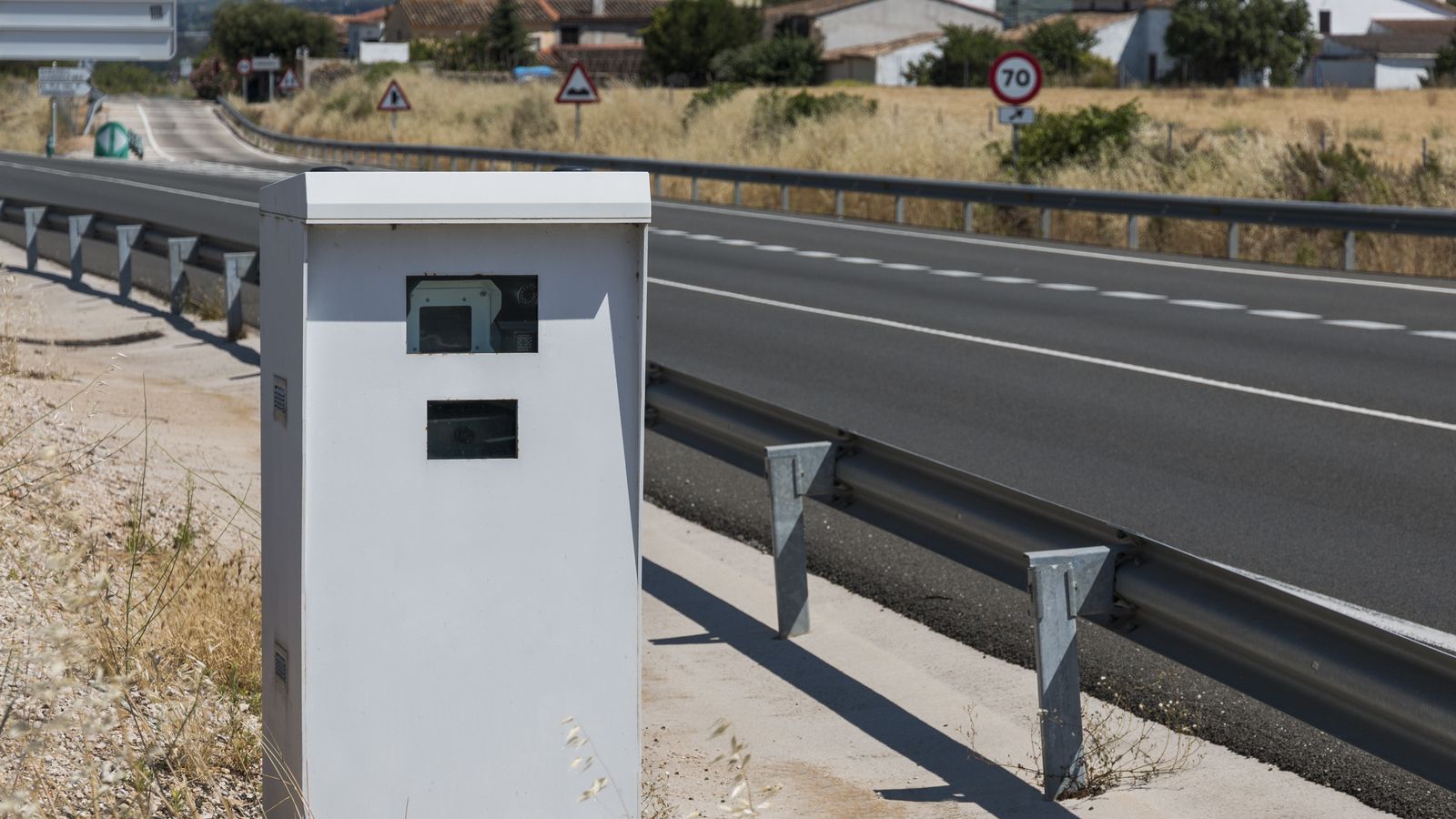Radar de control de velocitat en una carretera