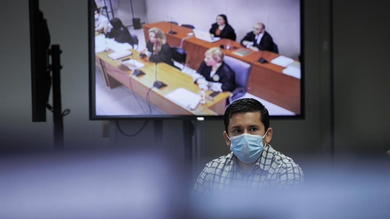 L'acusat, Jorge Ignacio Palma, atén a la Fiscal en una sessió del juí