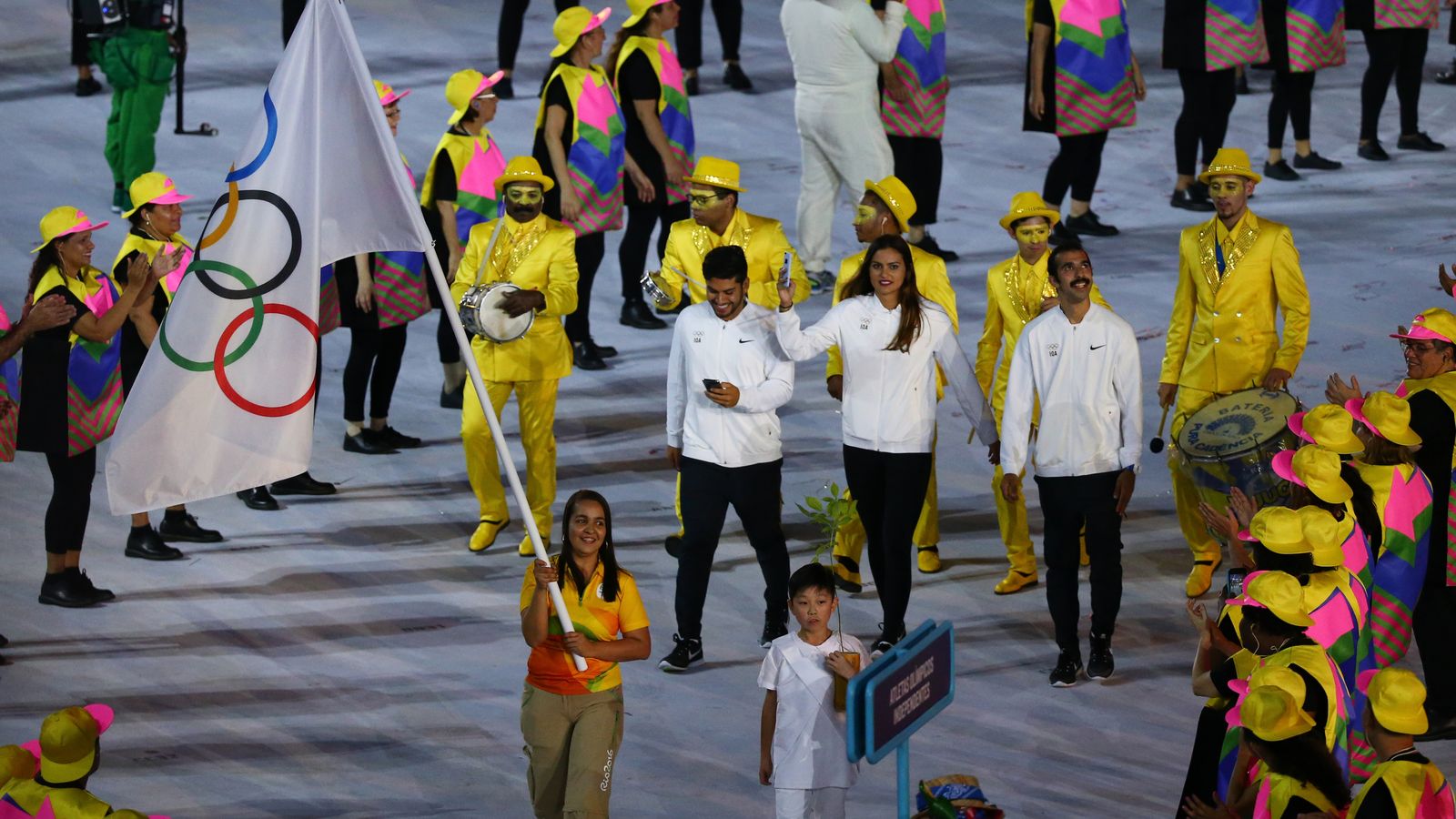 Membres de l'equip olímpic de refugiats en la cerimònia d'inici dels Jocs Olímpics de Rio 2016