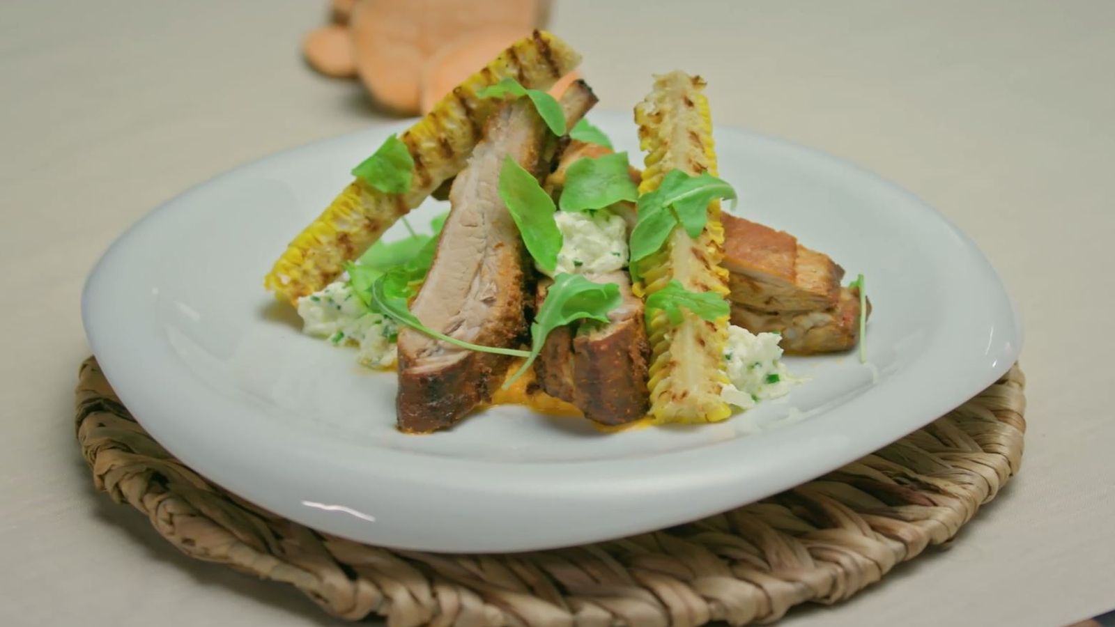 Costelles a la falsa graella, puré de moniato i dacsa