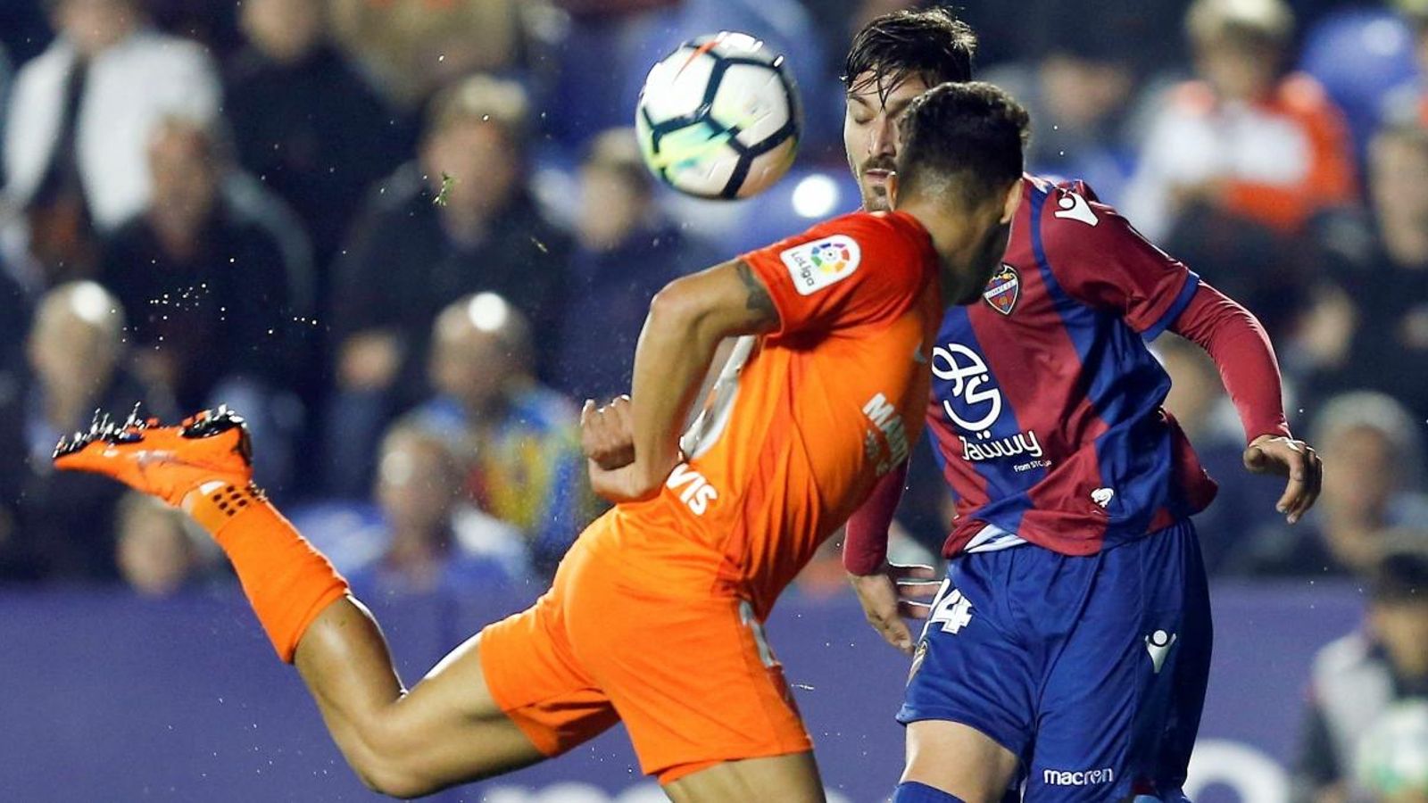 Campaña i Rosales disputen un baló