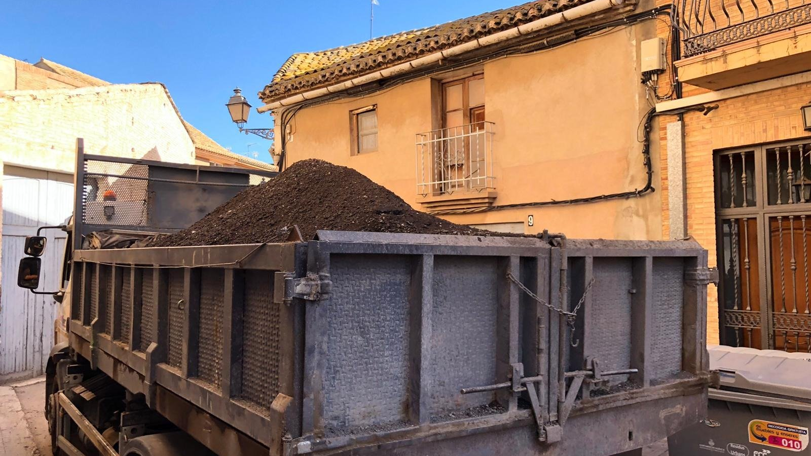 Vehicle carregat amb asfalt