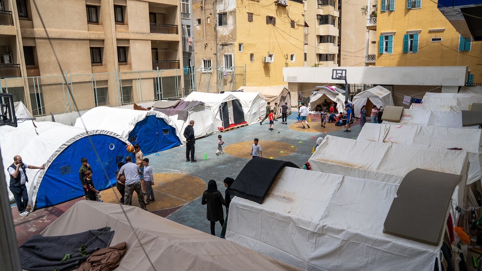 Xiquets en un pati amb tendes de campanya com a refugi temporal a Beirut, al Líban