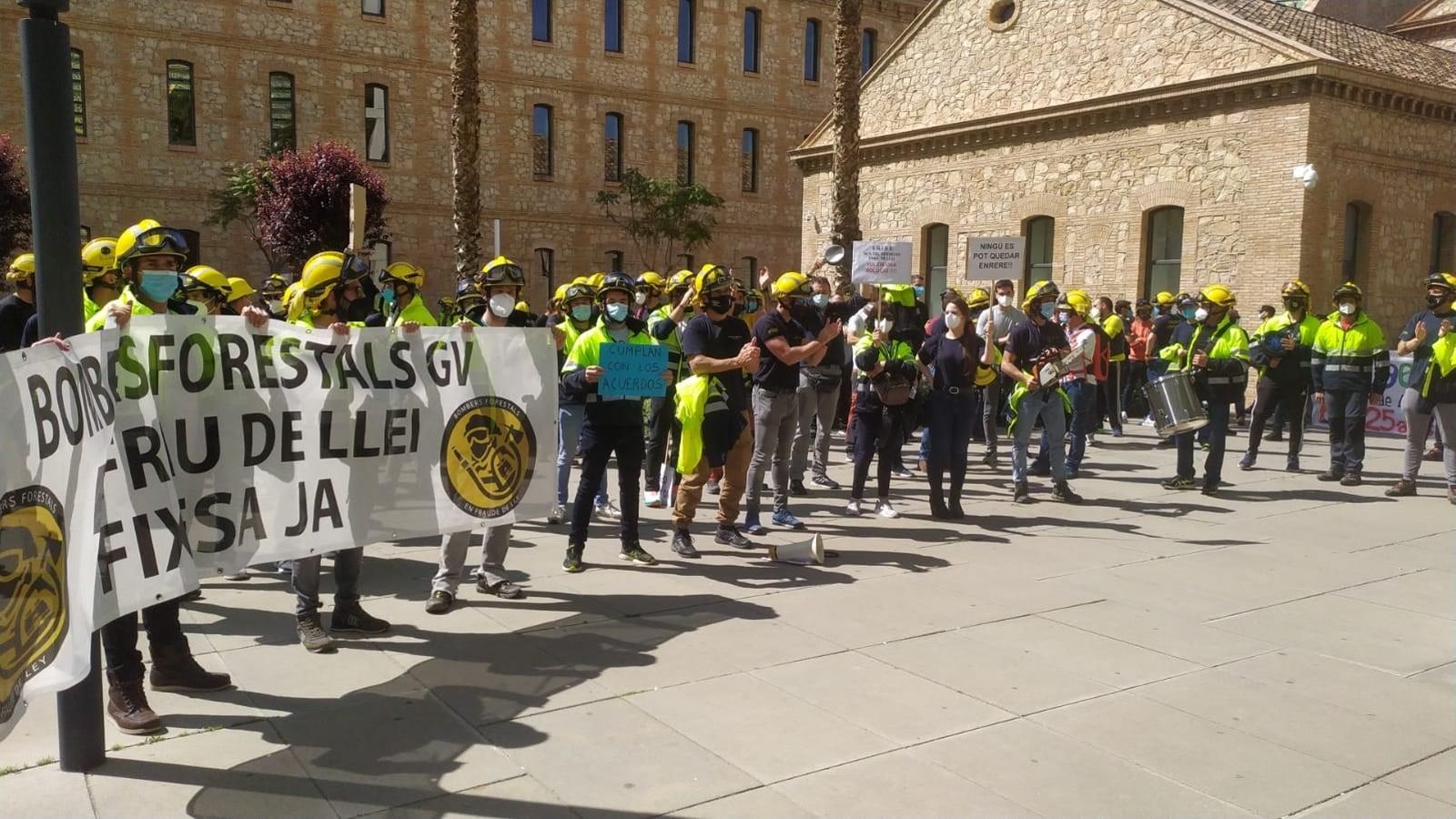 Protesta dels bombers forestals davant de la conselleria de Justicia