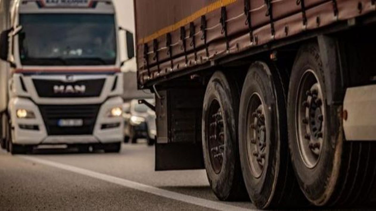 Imatge d'arxiu de camions en la carretera