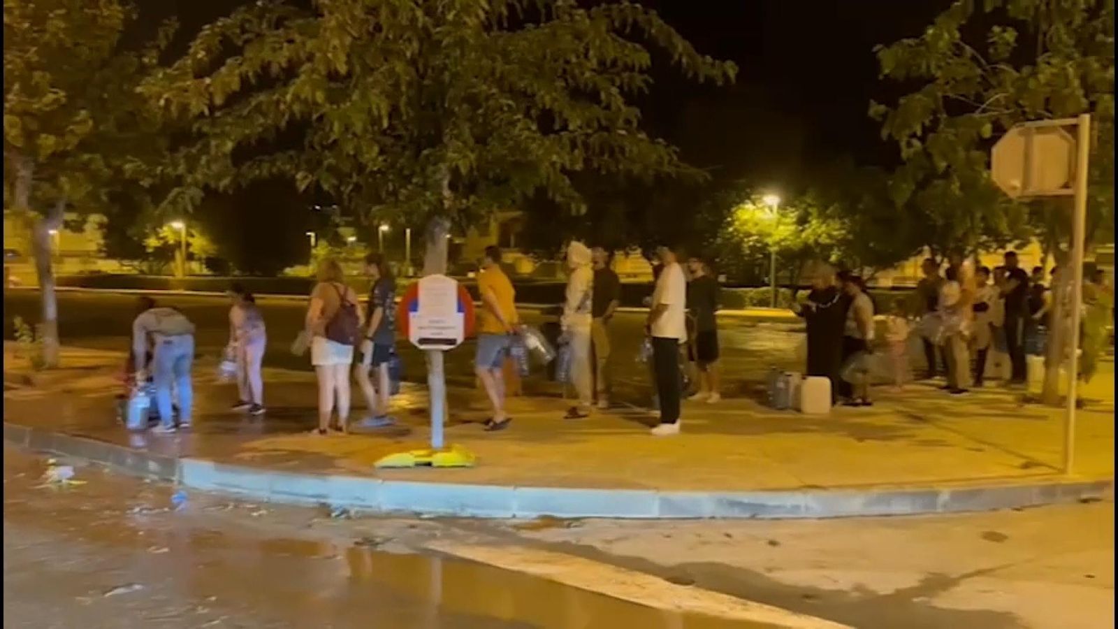 Veïnat de San Pedro de Pinatar omplint marraixes d'aigua potable