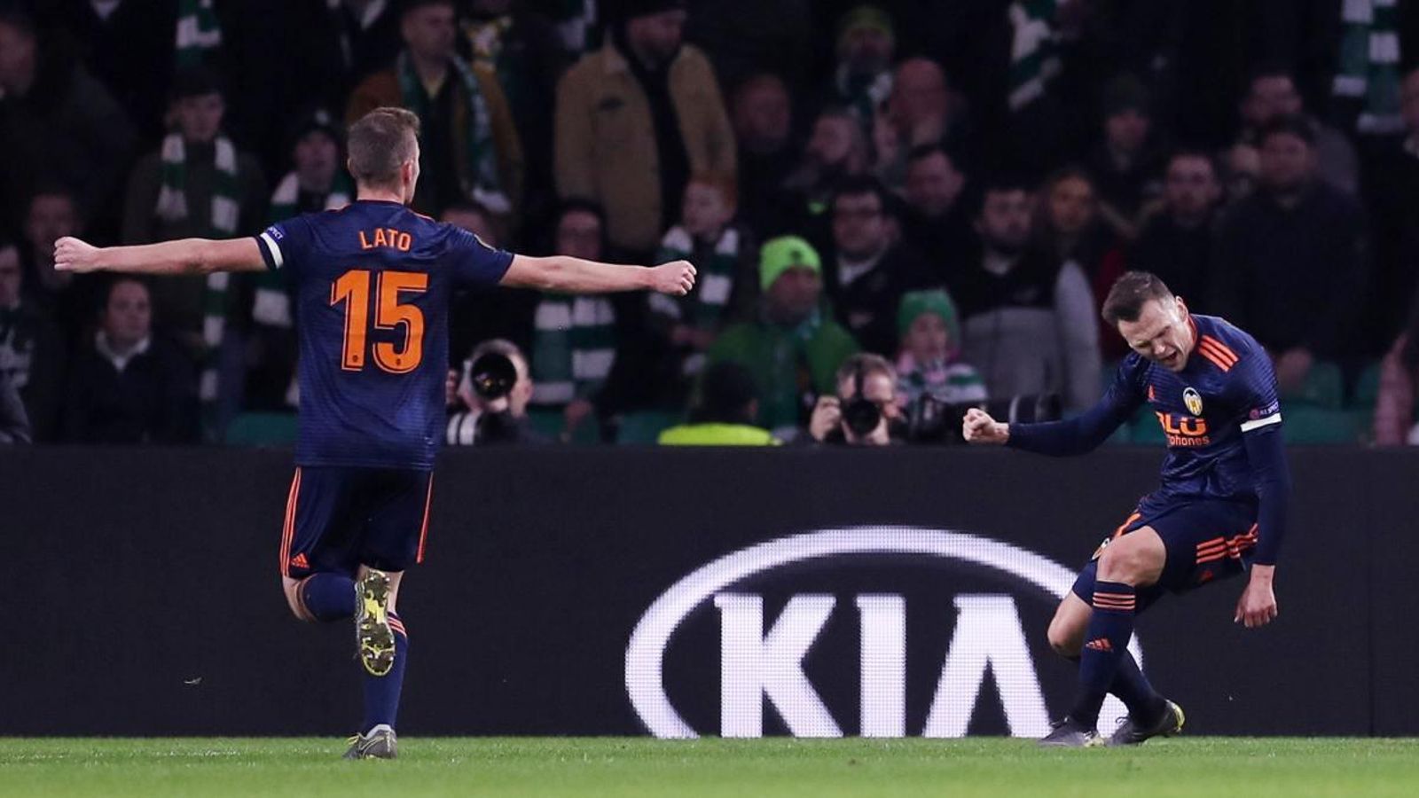 Lato i Txérixev celebren el primer gol valencianista