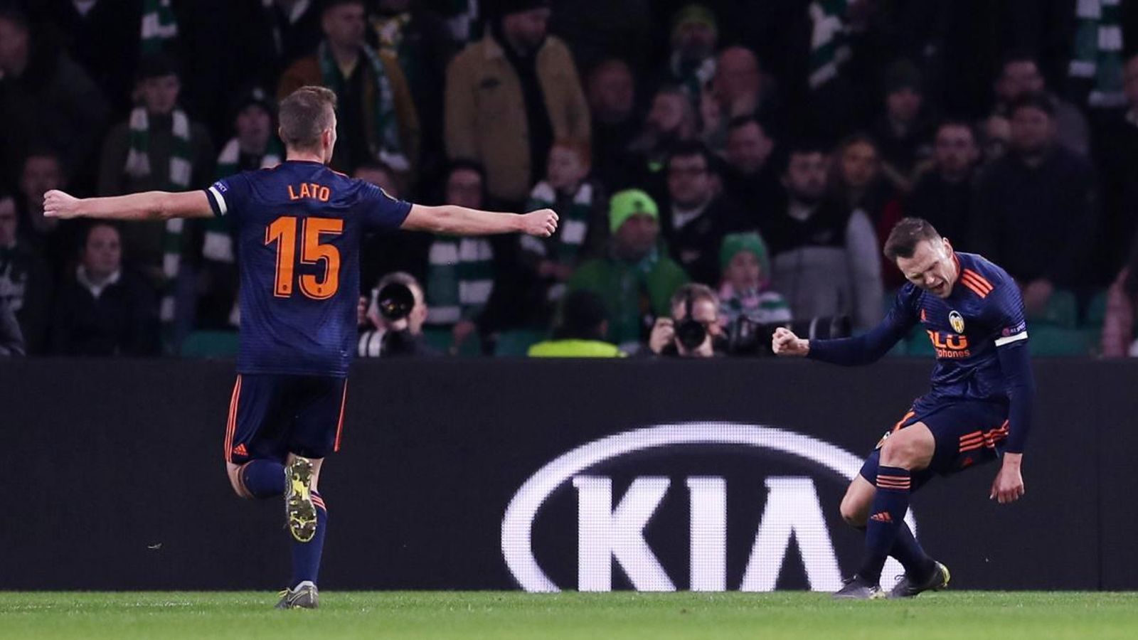 Lato i Txérixev celebren el primer gol valencianista