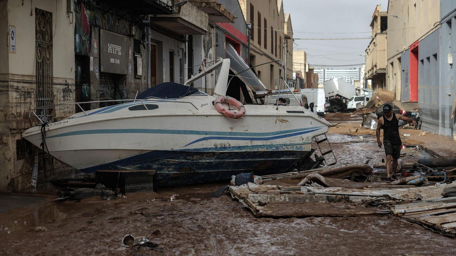 Un vaixell encallat en un carrer de Sedaví, un dia després de la barrancada Un vaixell encallat en un carrer de Sedaví, un dia després de la barrancada