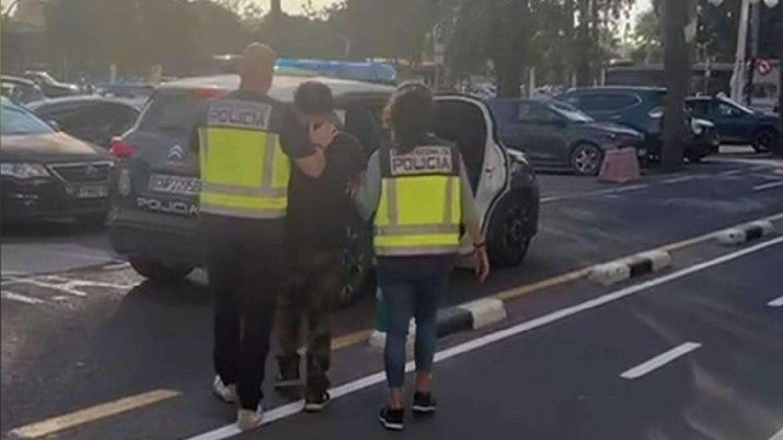 El detingut en el moment en el que la policia l'arresta