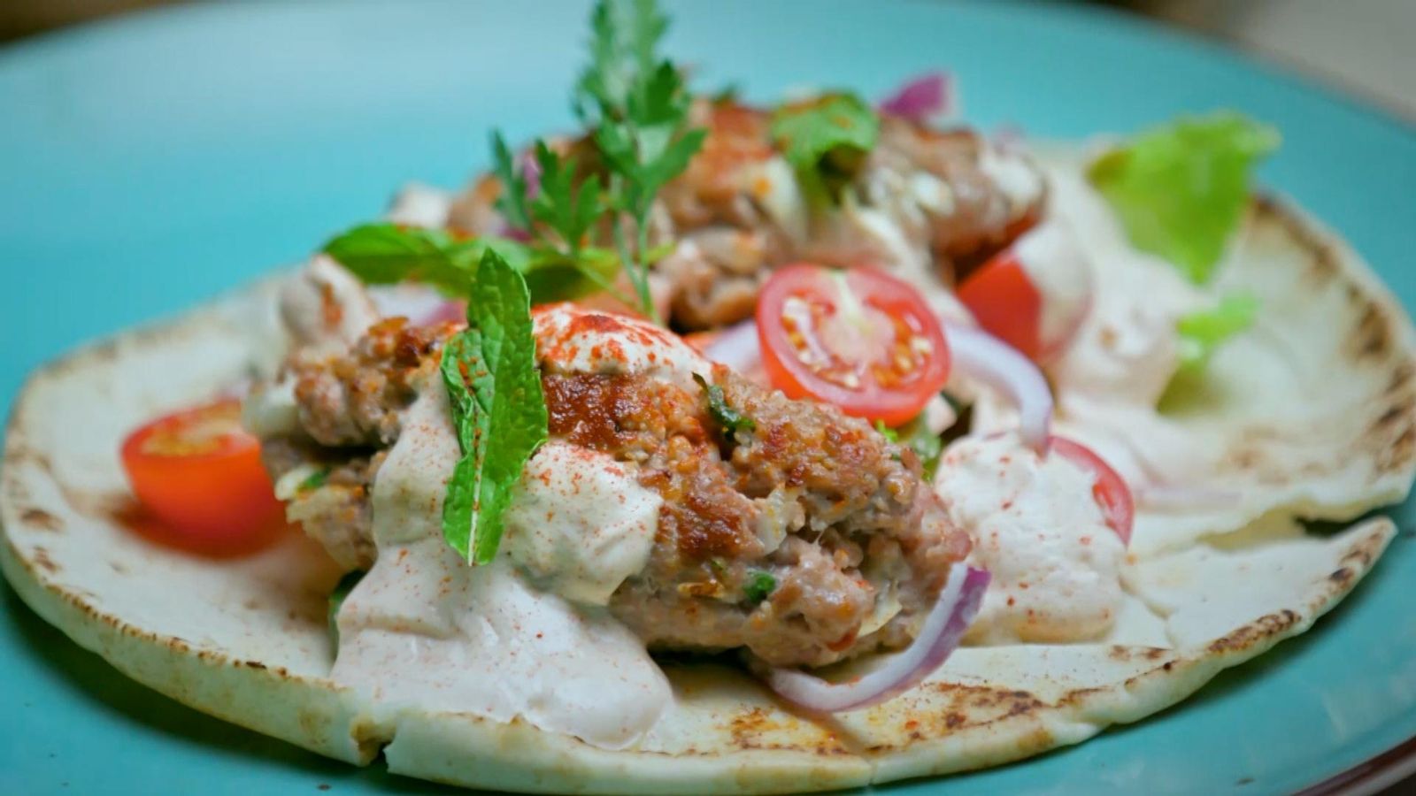 Kaftes de corder, iogurt coent i pa de pita