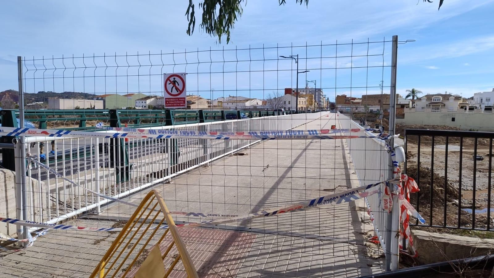 L'accés tancat al pont entre Montroi i Real (Ribera Alta)